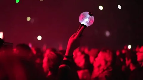 音乐综艺现场观众挥舞应援灯牌的热烈场面